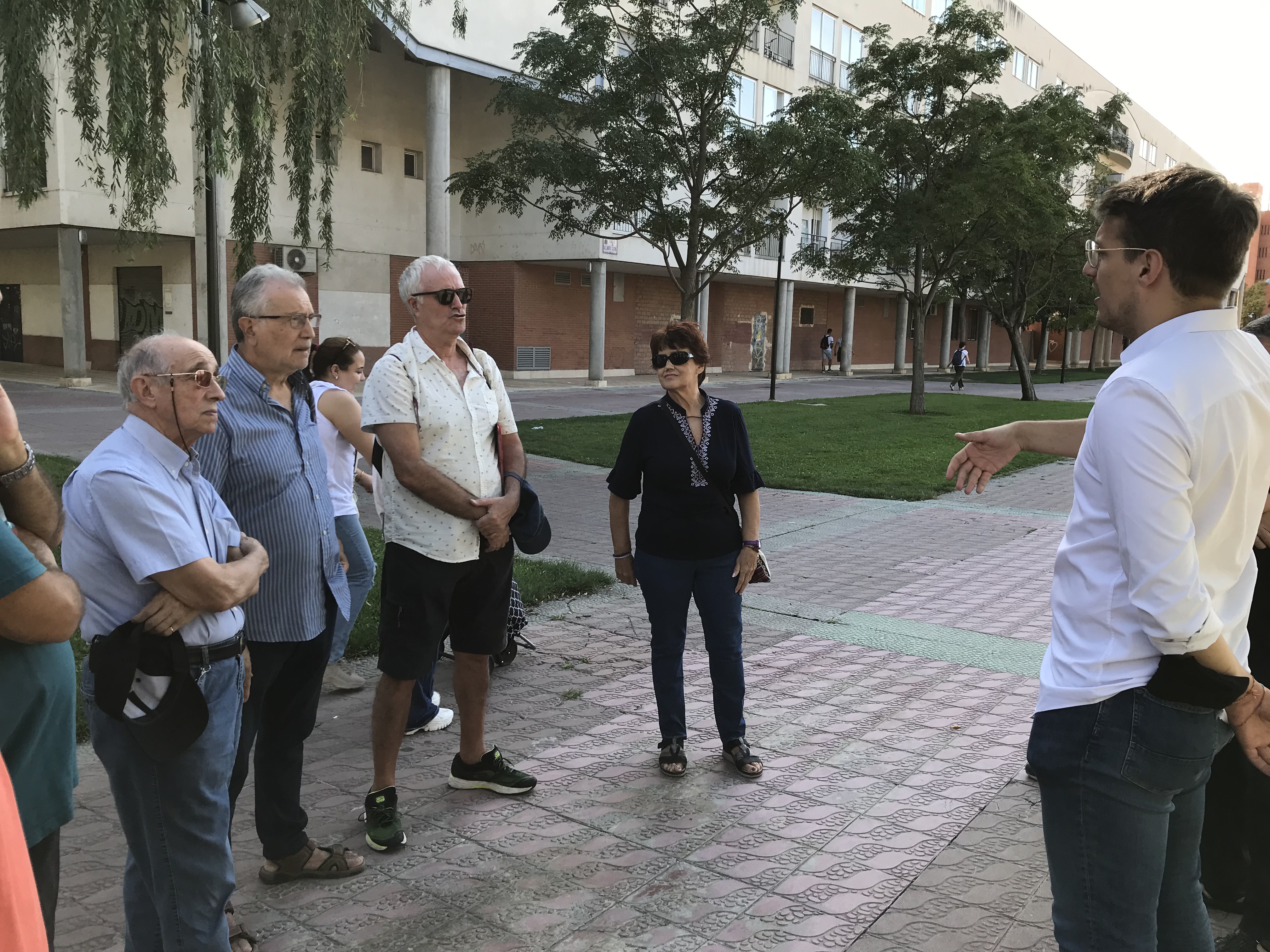 Pueyo con AAVV Actur solar Defensa