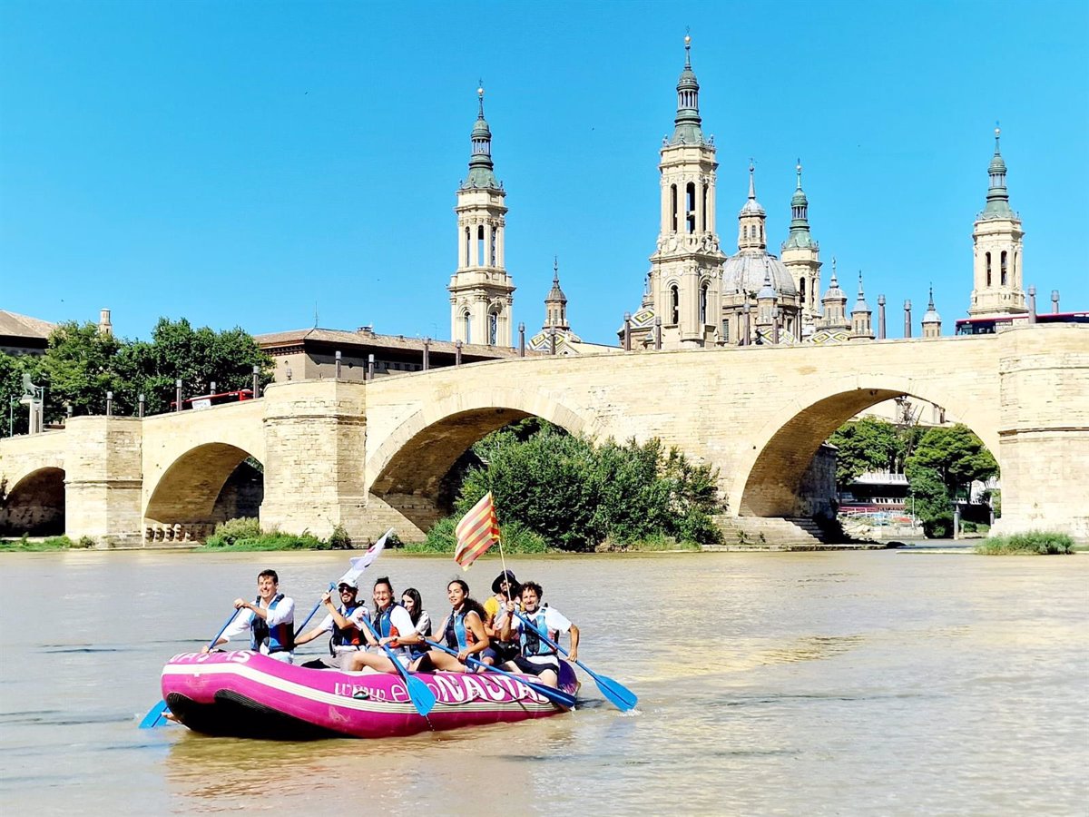 Los candidatos de Sumar Aragón en su paseo en barca por el Ebro.
