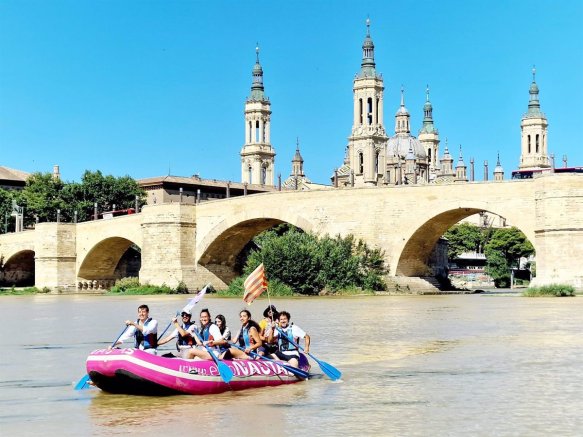 Los candidatos de Sumar Aragón en su paseo en barca por el Ebro.