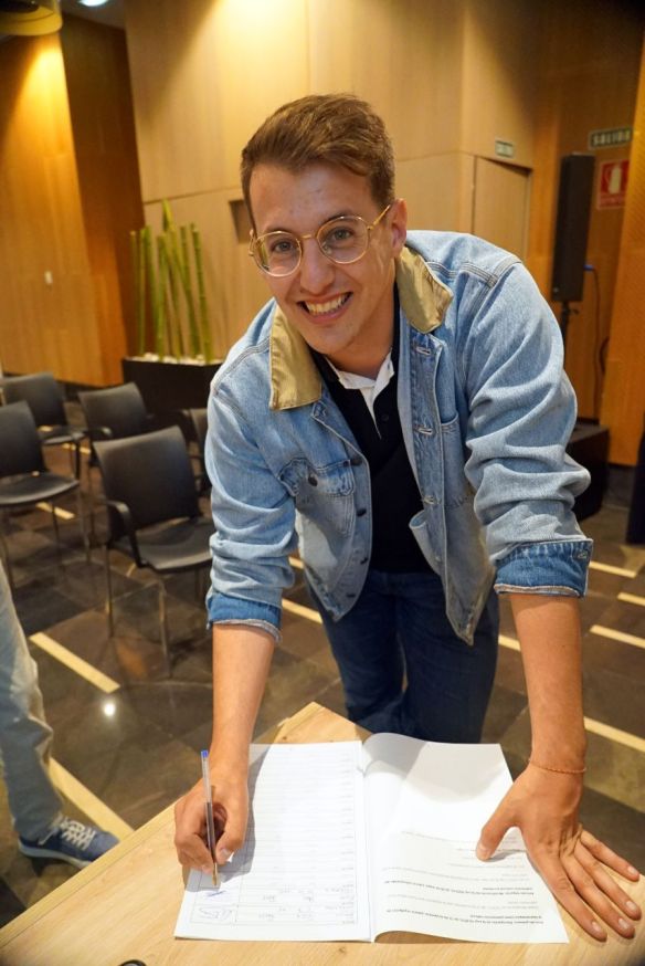 Jorge firmando ILP NoEsMiCultura